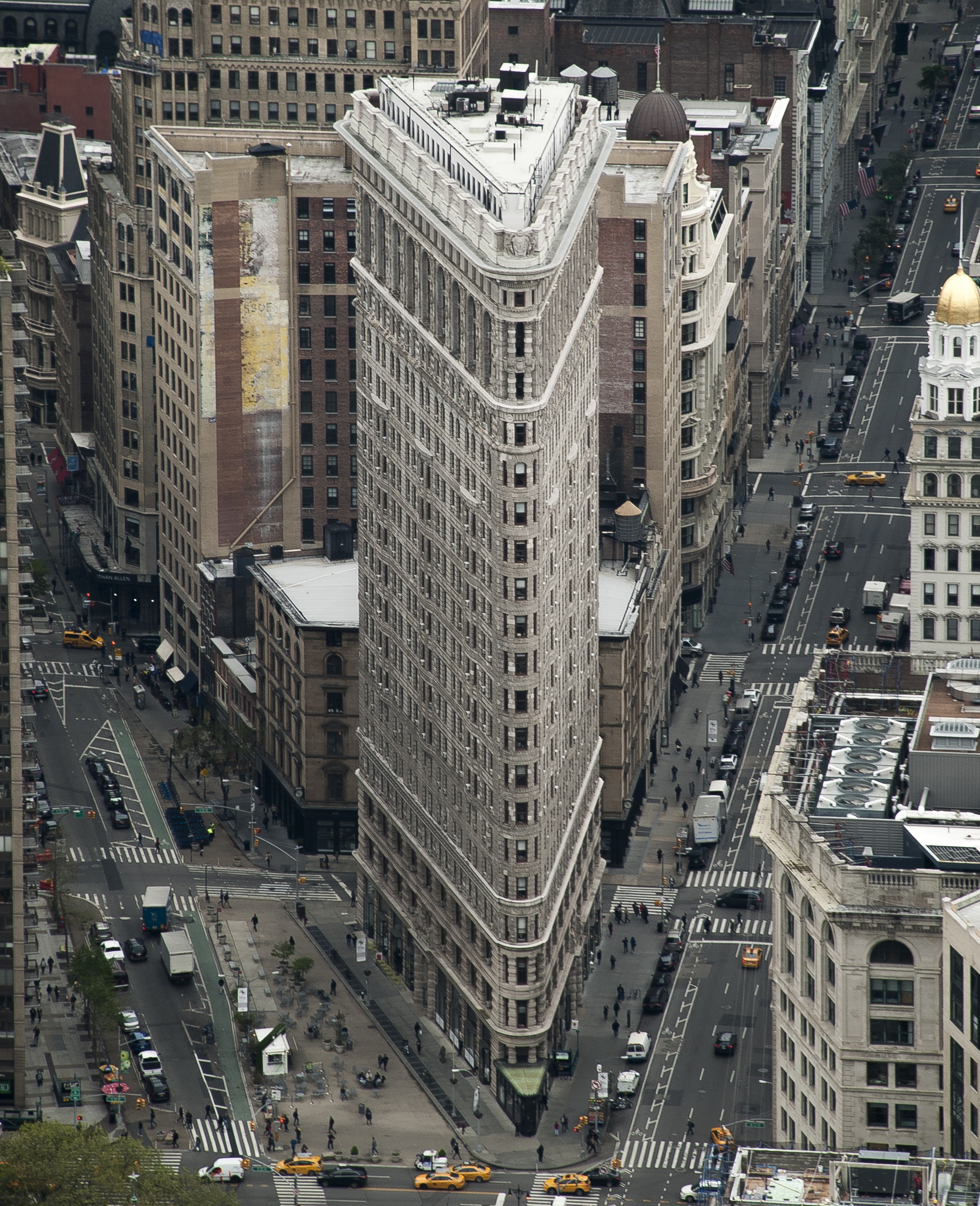 Flatiron Building ve tvaru trojbokého hranolu (USA, New York City)
