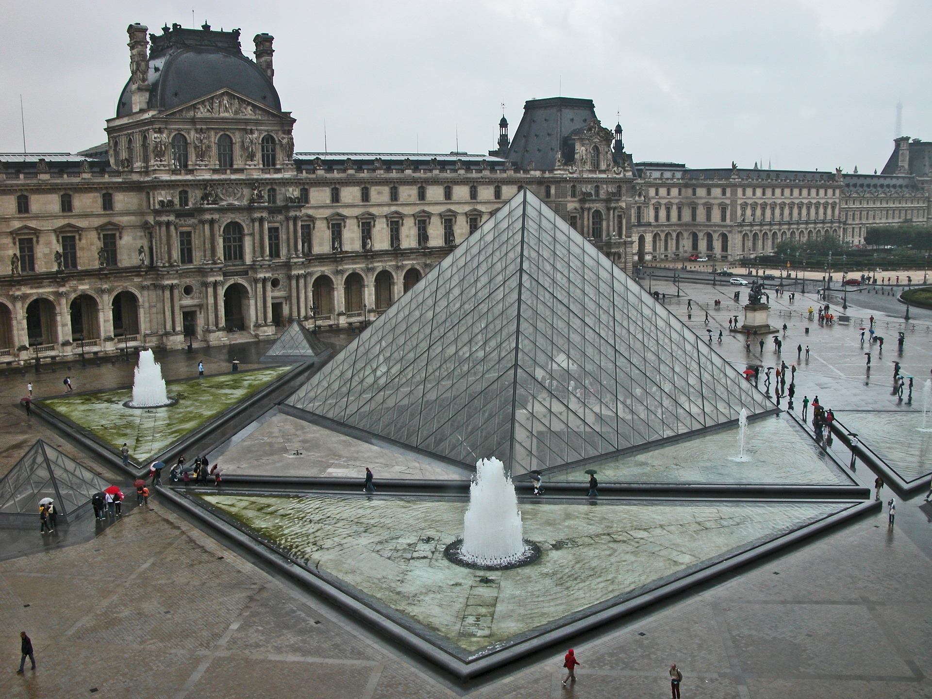 Skleněná pyramida na nádvoří Paláce Louvre ve tvaru čtyřbokého jehlanu