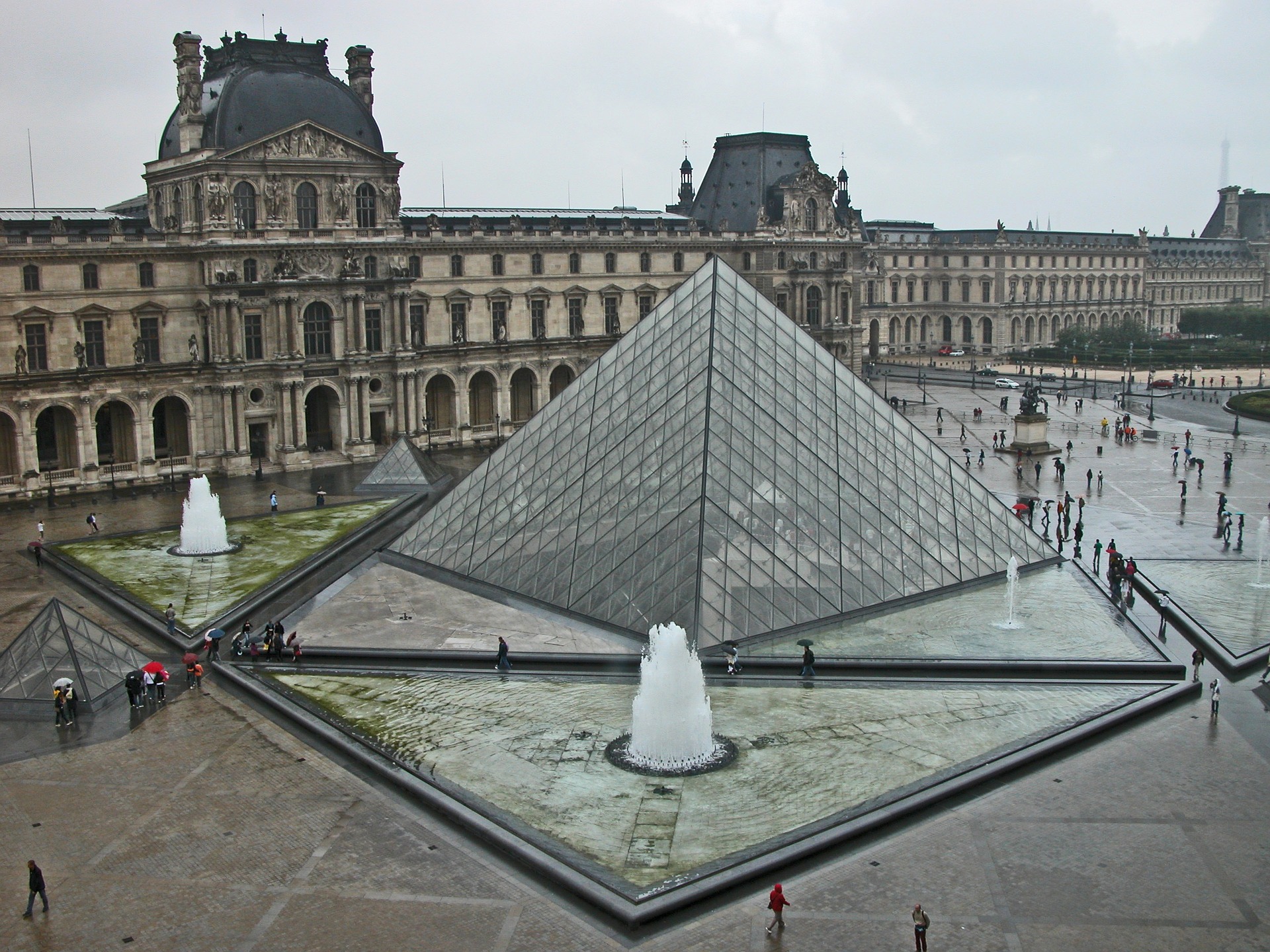 Skleněná pyramida na nádvoří Paláce Louvre ve tvaru čtyřbokého jehlanu