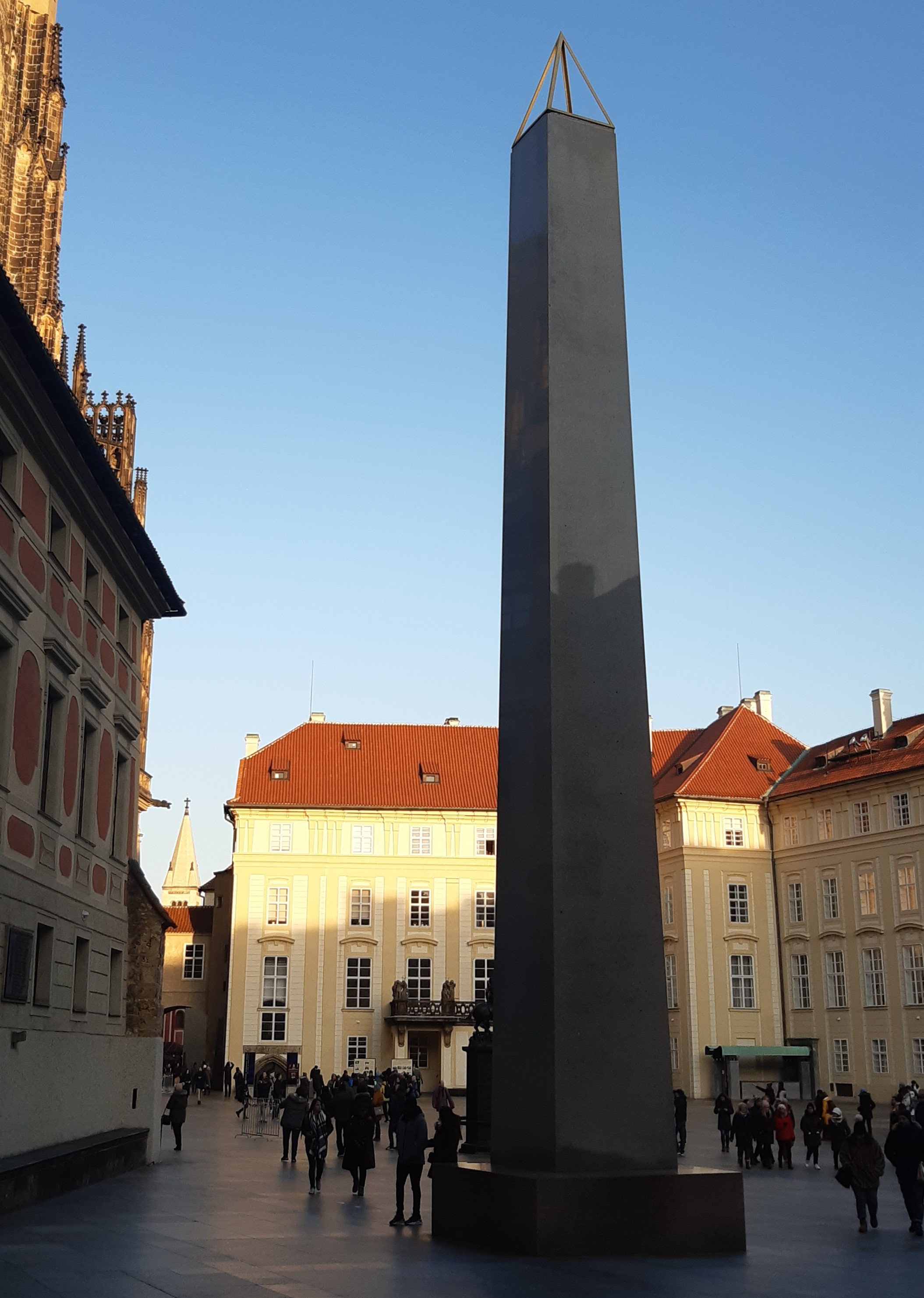 Obelisk se zakončením tvaru čtyřbokého jehlanu