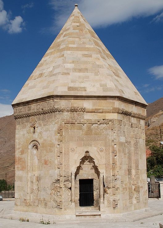 Turecké mauzoleum se střechou ve tvaru pravidelného šestibokého jehlanu (Divriği)